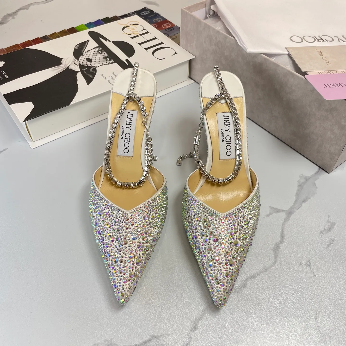 👟👟Ex-factory price 680👟👟 Jimmy Choo/Jimmy Choo classic diamond chain pointed toe crystal high-heeled sandals. Excellent crystal shoes, so beautiful that you can't take your eyes away. The shape of the shoes is very delicate, not too narrow and long. The internal space is sufficient, allowing the toes to relax enough. The rhinestones outline a charming arc on the instep, which is simply beautiful. It has a 360-degree surrounding fairy atmosphere, gorgeous but not exaggerated! ! The fabric is made of imported silk, with imported sheepskin lining. Customized A-grade Italian genuine leather sole. Heel height: 6.5 or 8.5. Size: 35-40 (41, 42, 43 customized, non-refundable)